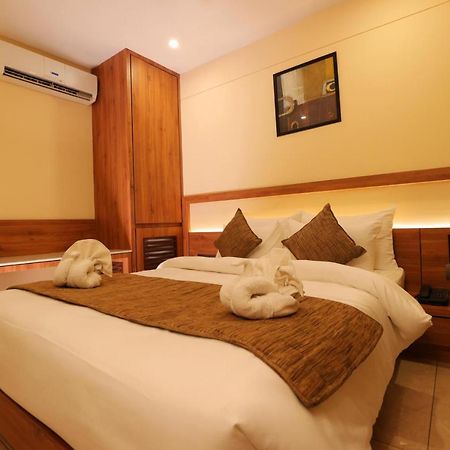 Hotel Kavery Rajkot Esterno foto