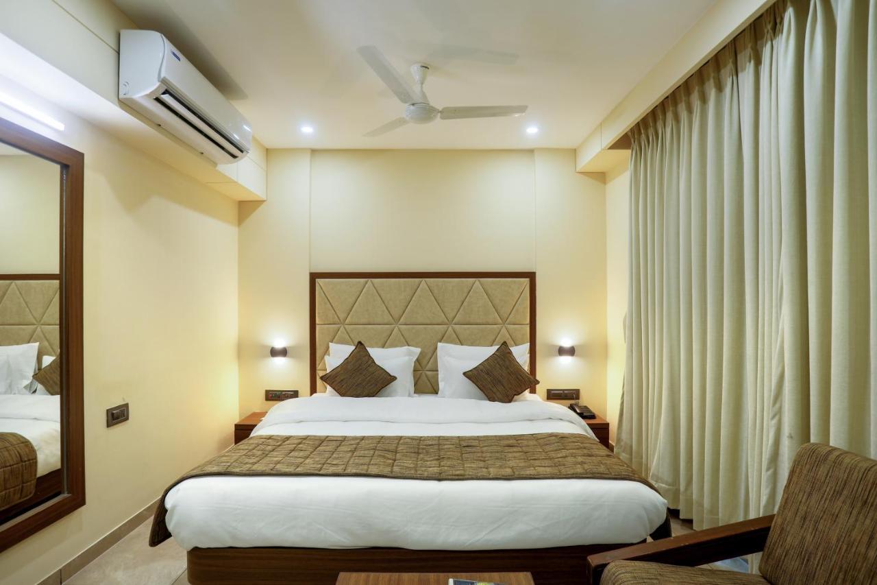 Hotel Kavery Rajkot Esterno foto