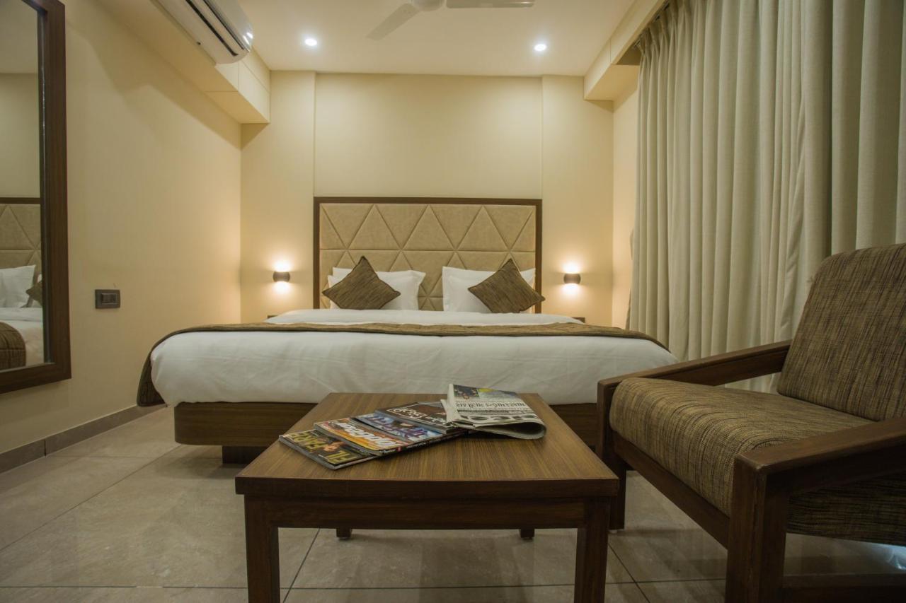 Hotel Kavery Rajkot Esterno foto