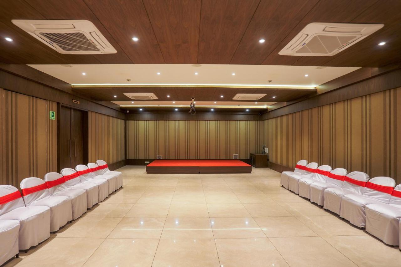 Hotel Kavery Rajkot Esterno foto