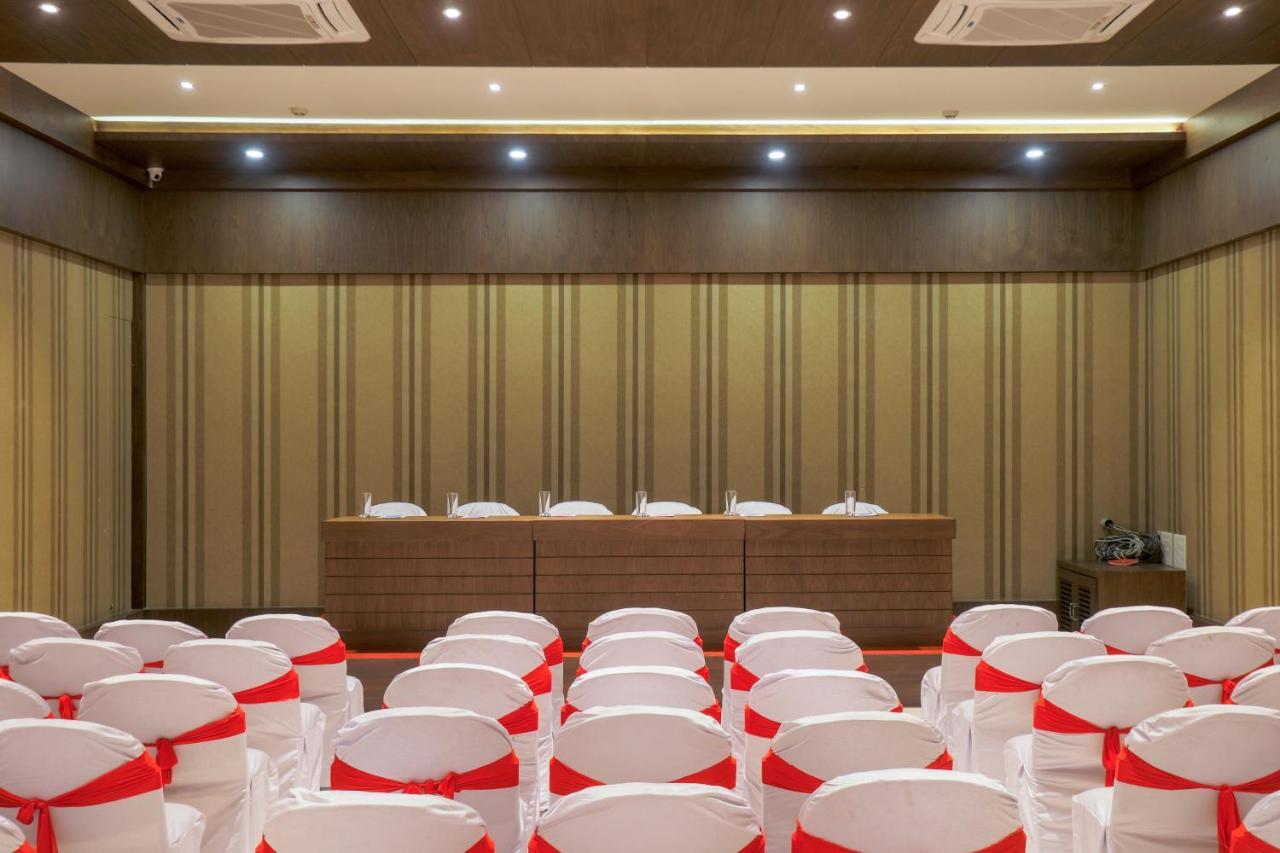 Hotel Kavery Rajkot Esterno foto