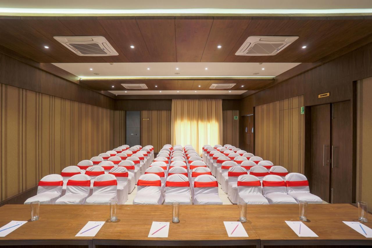 Hotel Kavery Rajkot Esterno foto