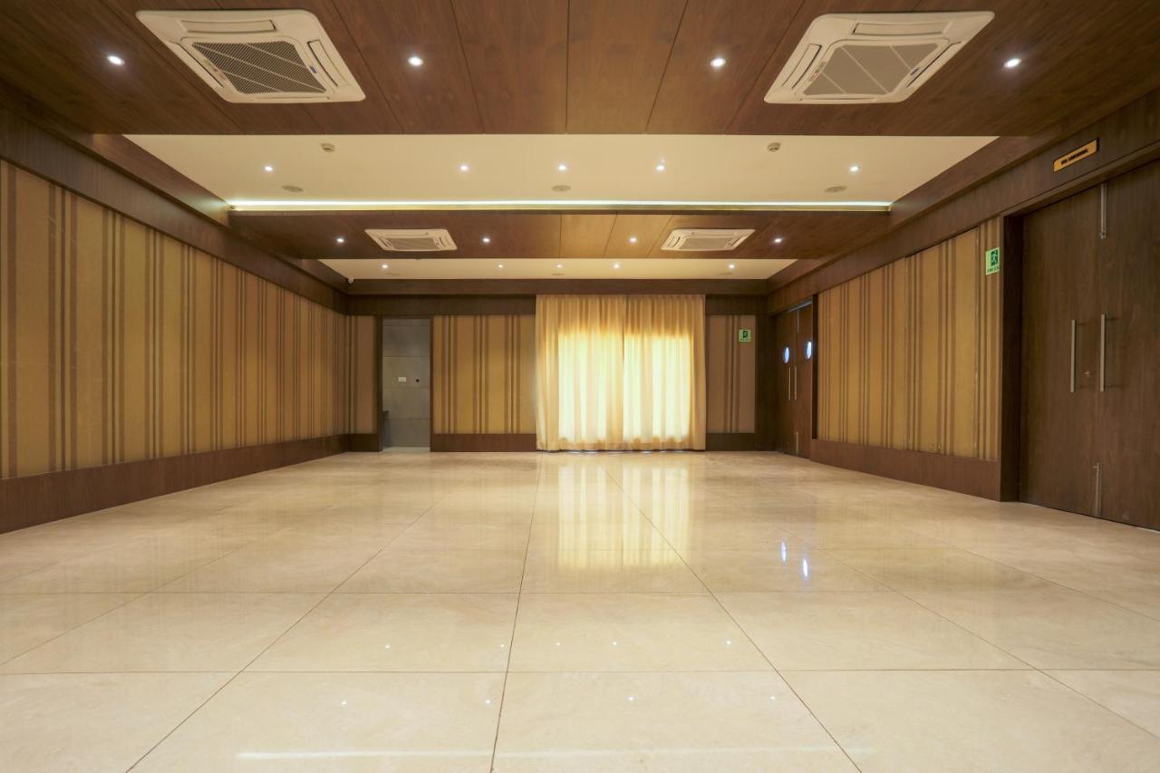Hotel Kavery Rajkot Esterno foto