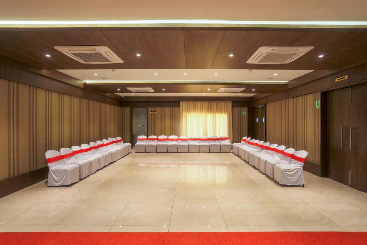 Hotel Kavery Rajkot Esterno foto