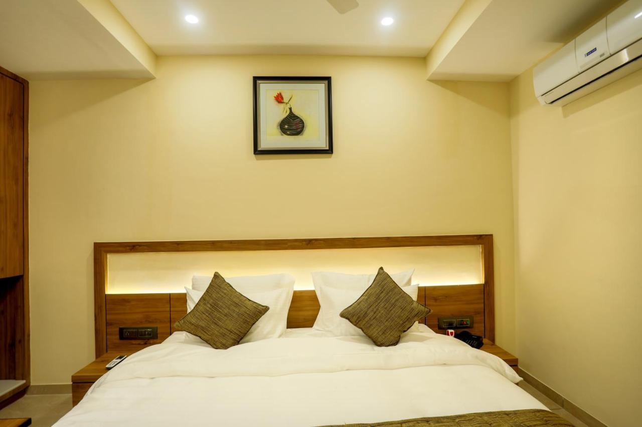 Hotel Kavery Rajkot Esterno foto
