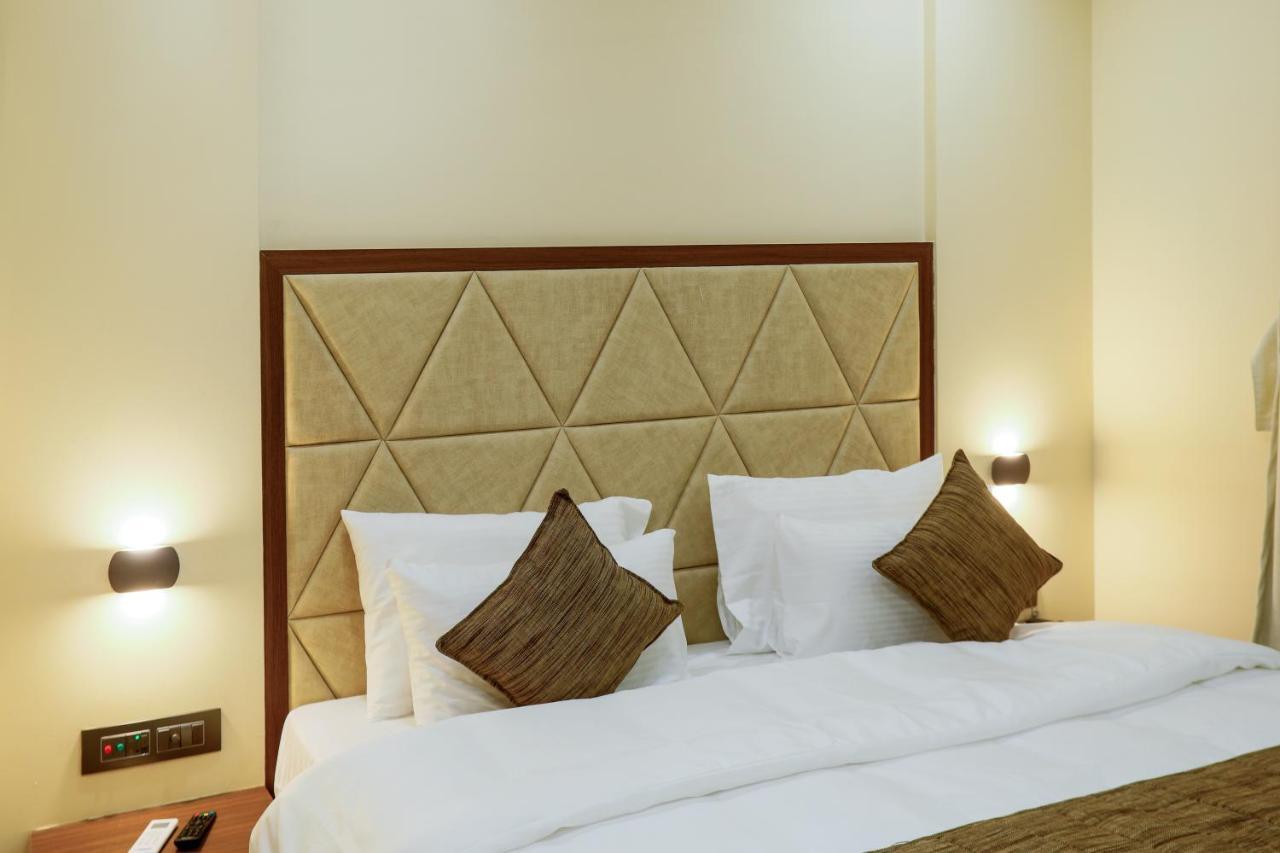 Hotel Kavery Rajkot Esterno foto