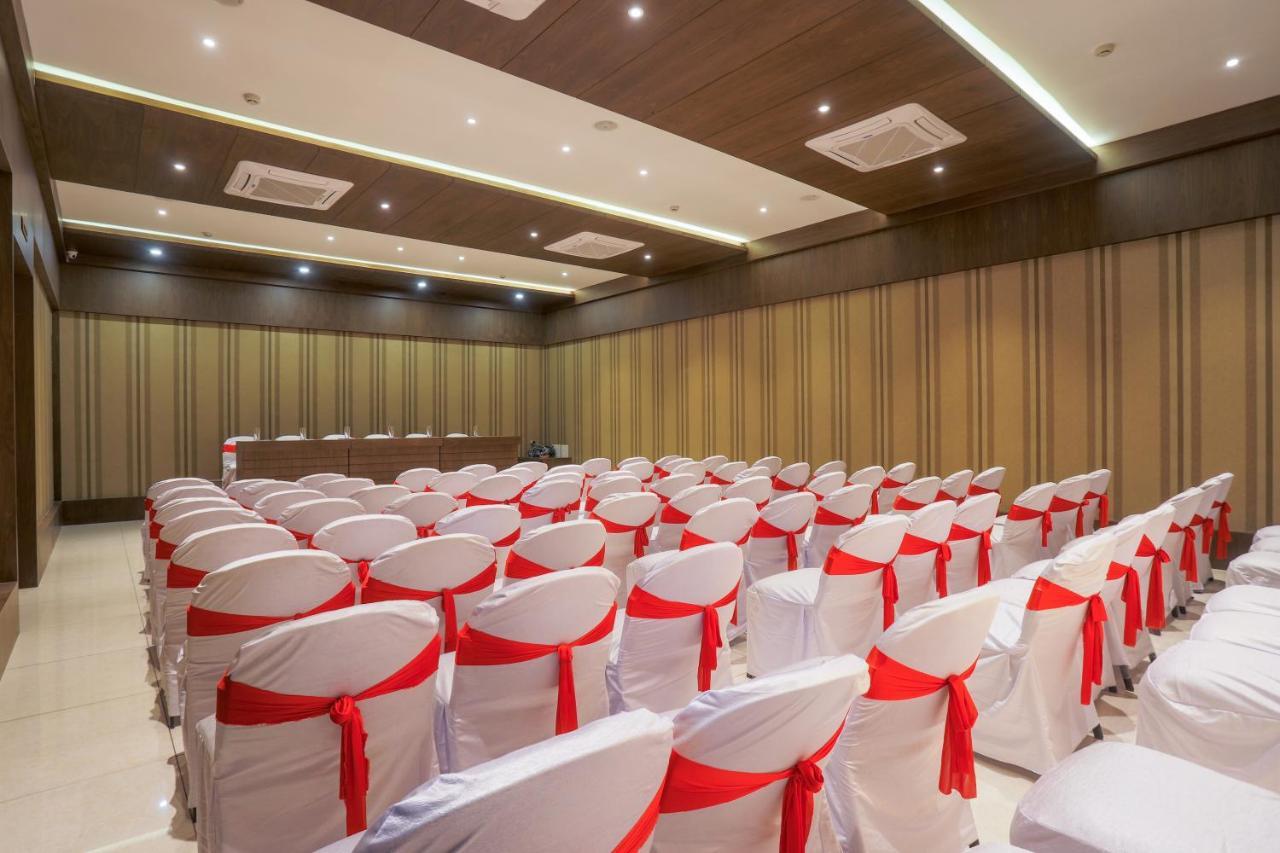 Hotel Kavery Rajkot Esterno foto
