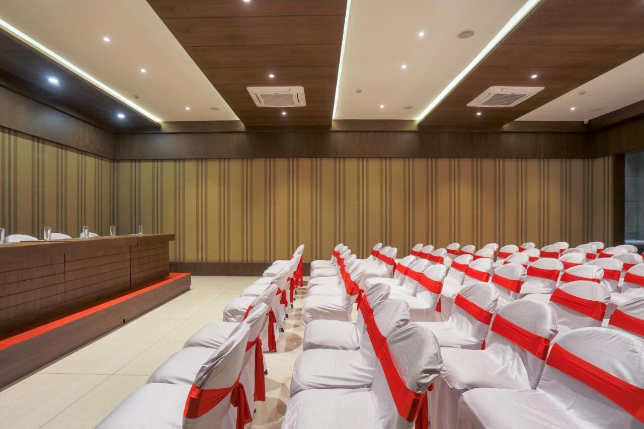 Hotel Kavery Rajkot Esterno foto