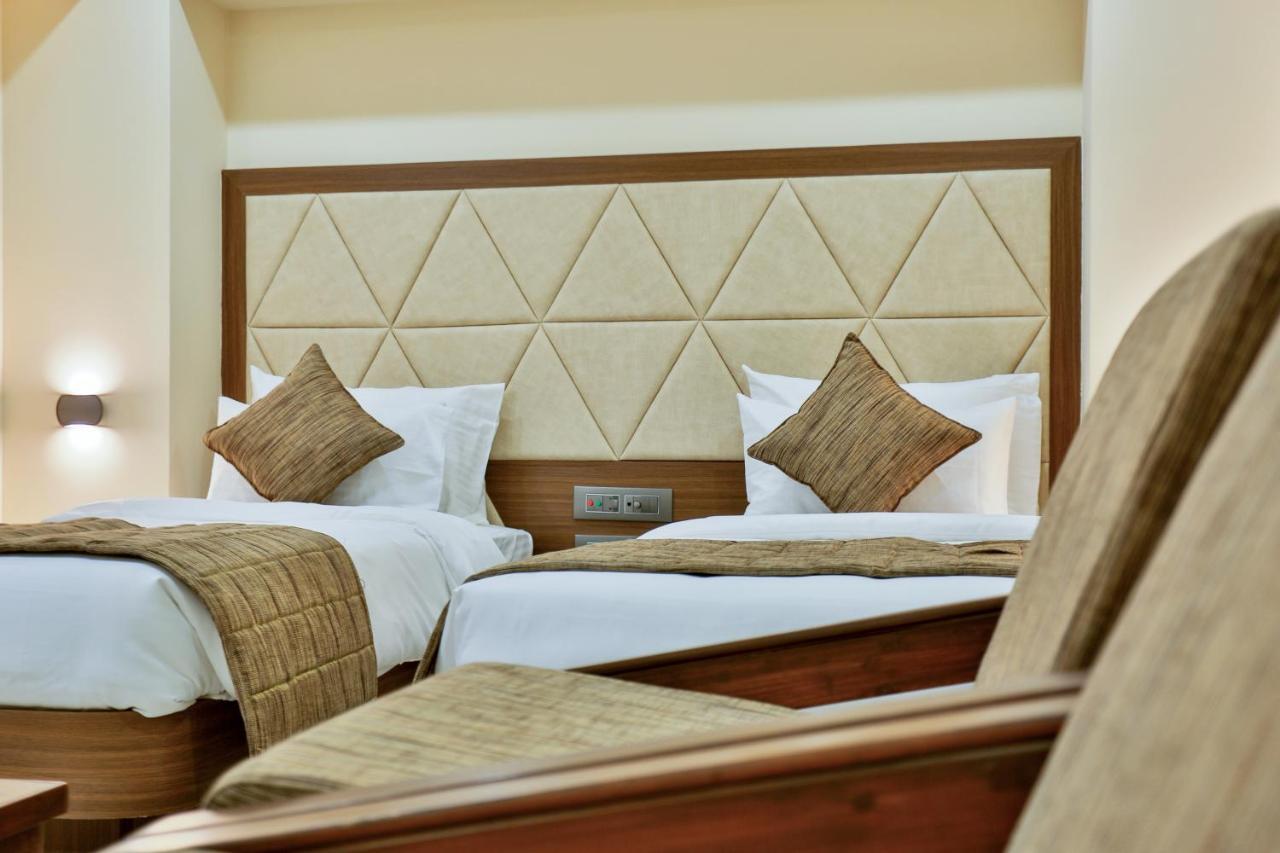 Hotel Kavery Rajkot Esterno foto