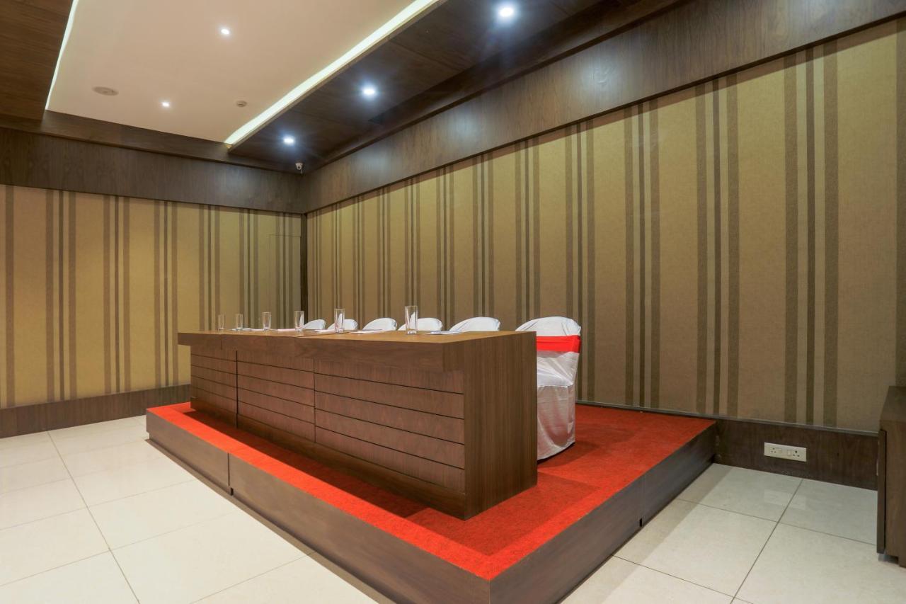 Hotel Kavery Rajkot Esterno foto