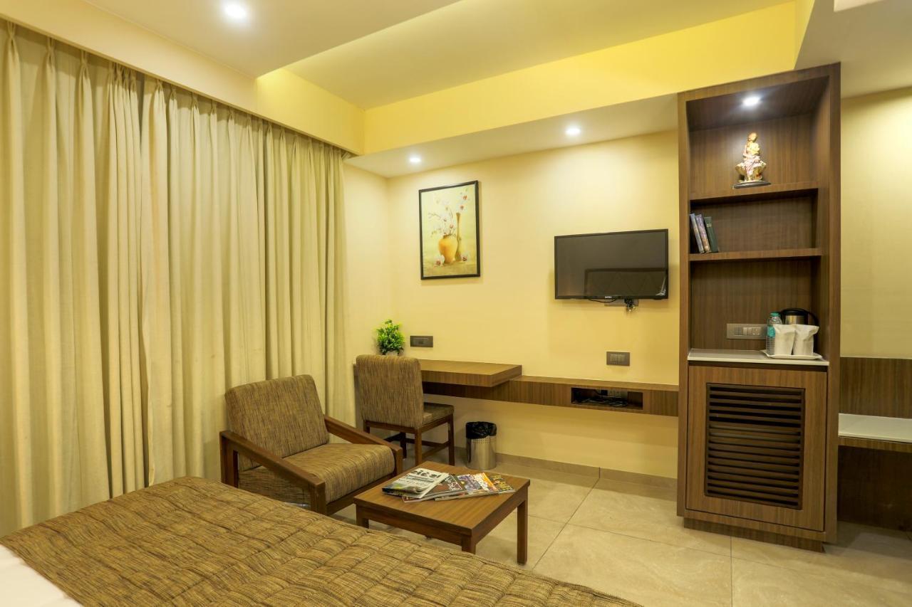 Hotel Kavery Rajkot Esterno foto