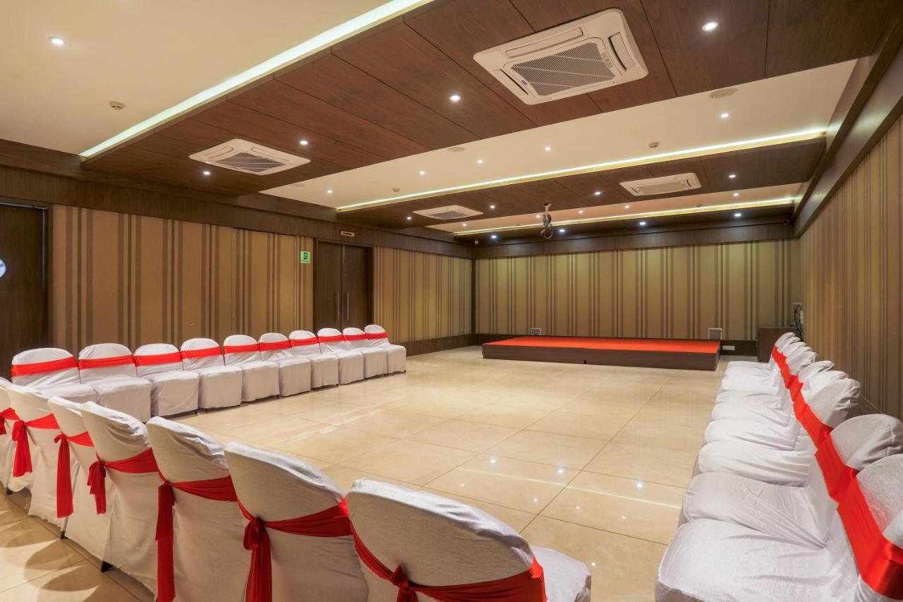 Hotel Kavery Rajkot Esterno foto