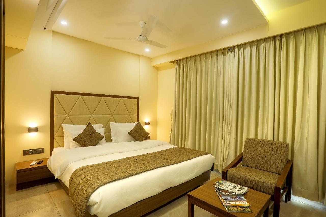 Hotel Kavery Rajkot Esterno foto