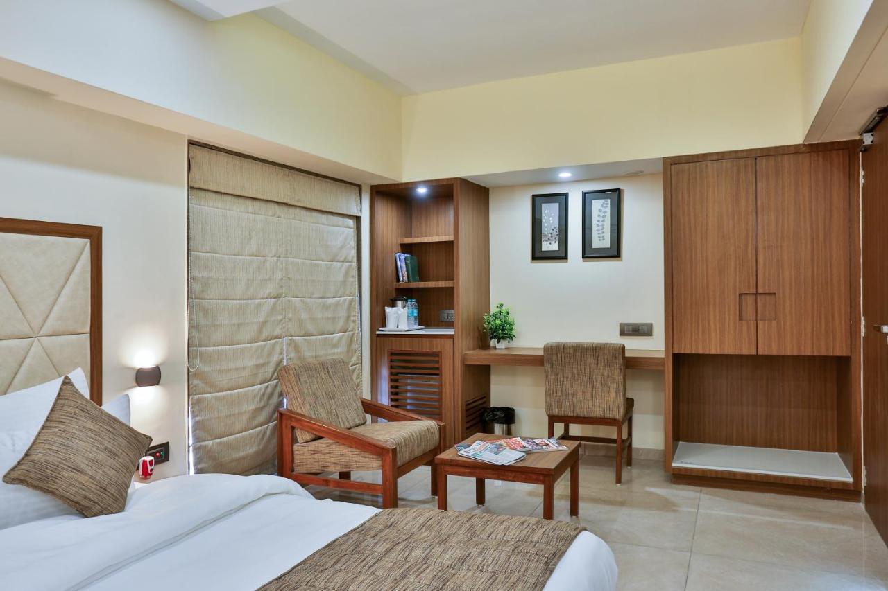 Hotel Kavery Rajkot Esterno foto