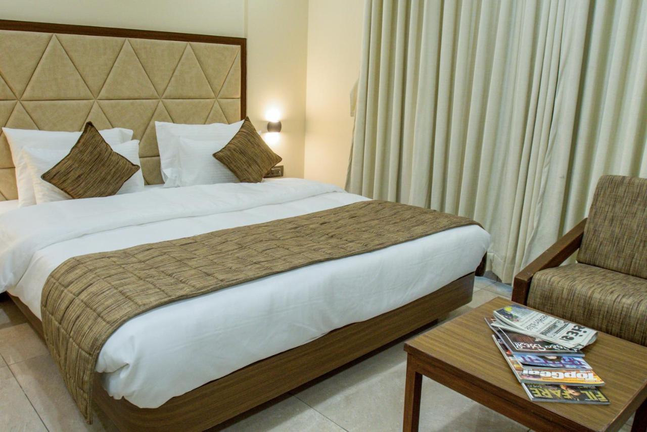 Hotel Kavery Rajkot Esterno foto