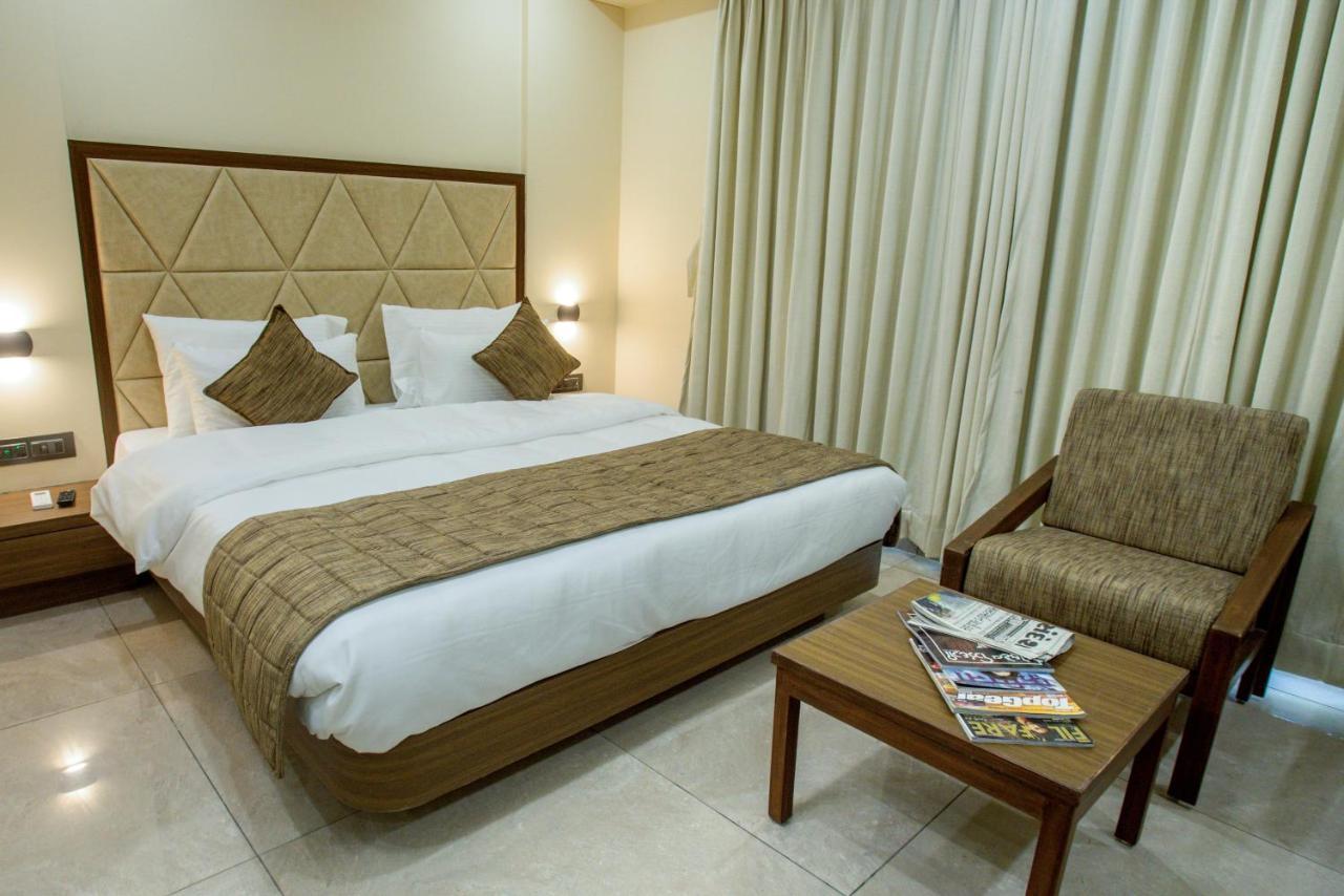 Hotel Kavery Rajkot Esterno foto