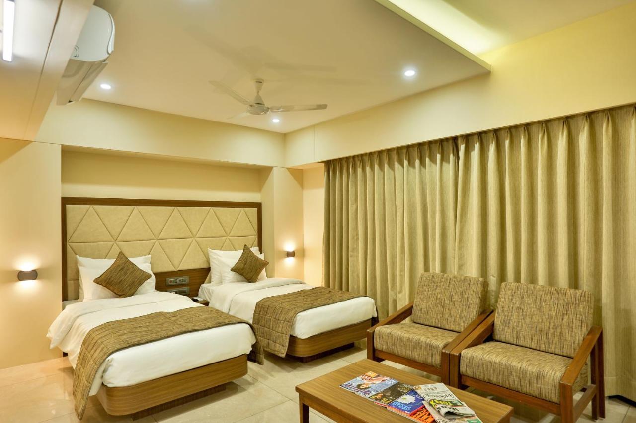 Hotel Kavery Rajkot Esterno foto