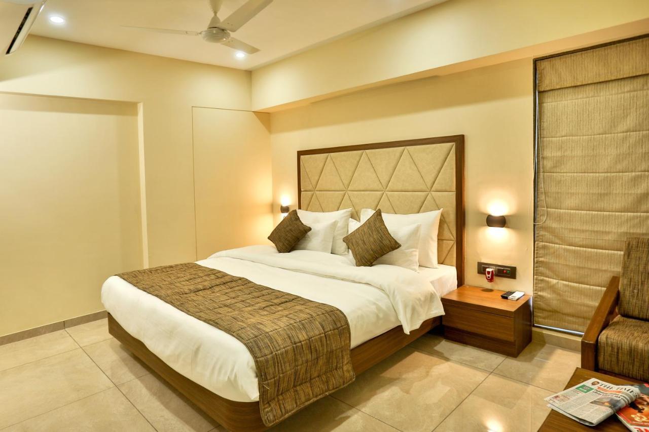 Hotel Kavery Rajkot Esterno foto