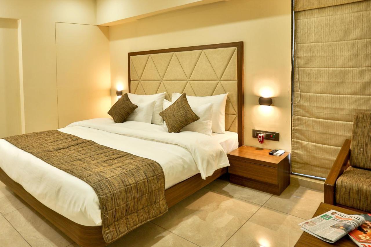 Hotel Kavery Rajkot Esterno foto