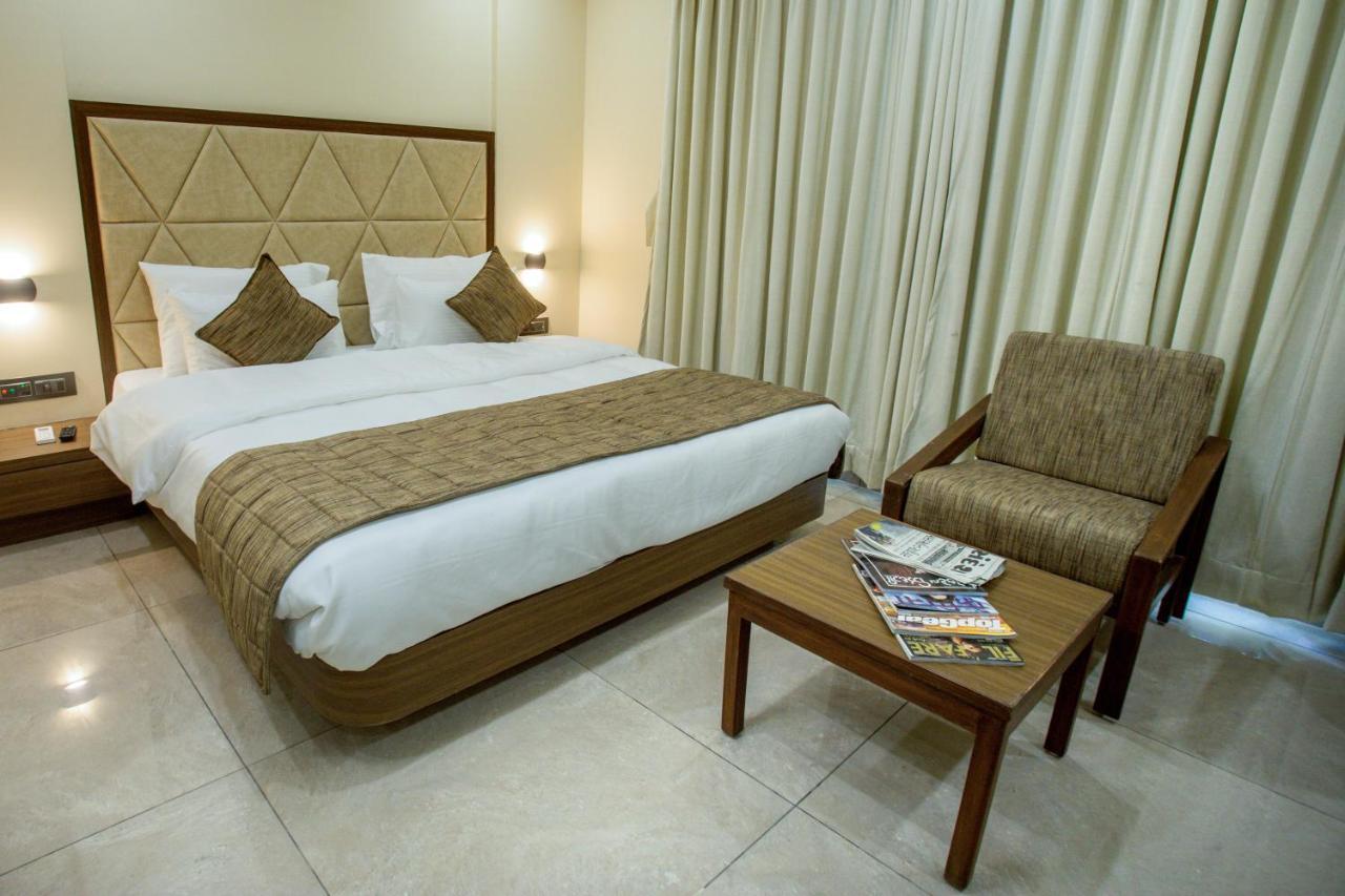 Hotel Kavery Rajkot Esterno foto