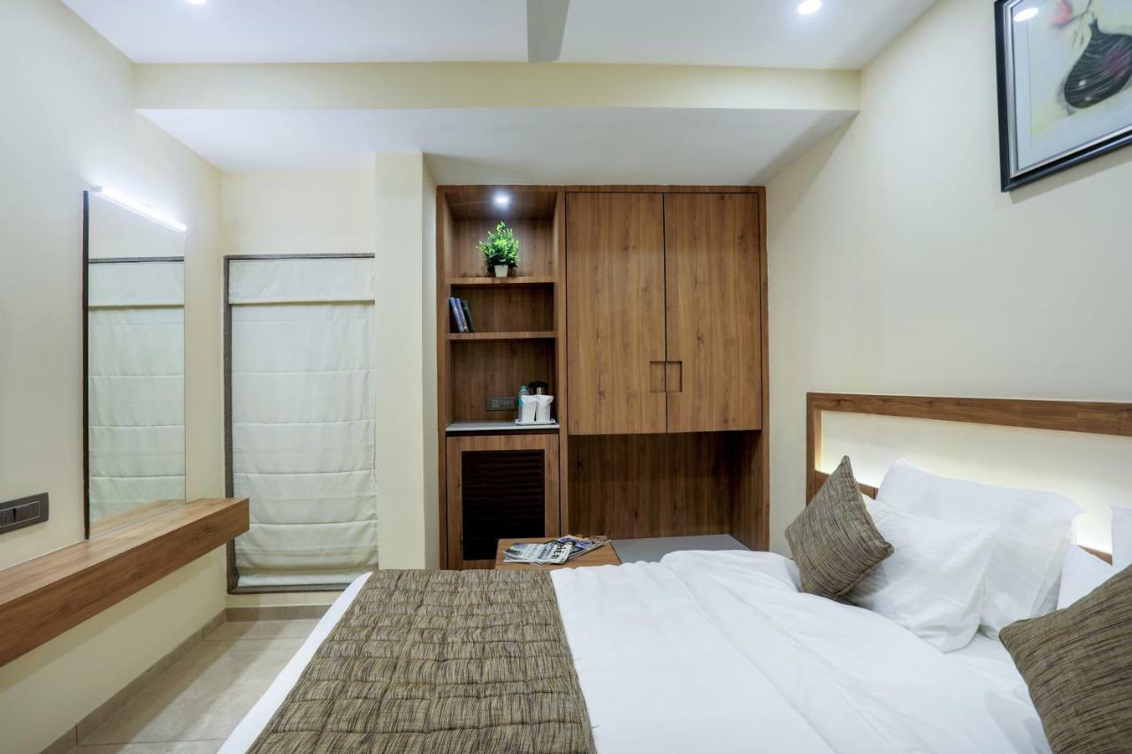 Hotel Kavery Rajkot Esterno foto