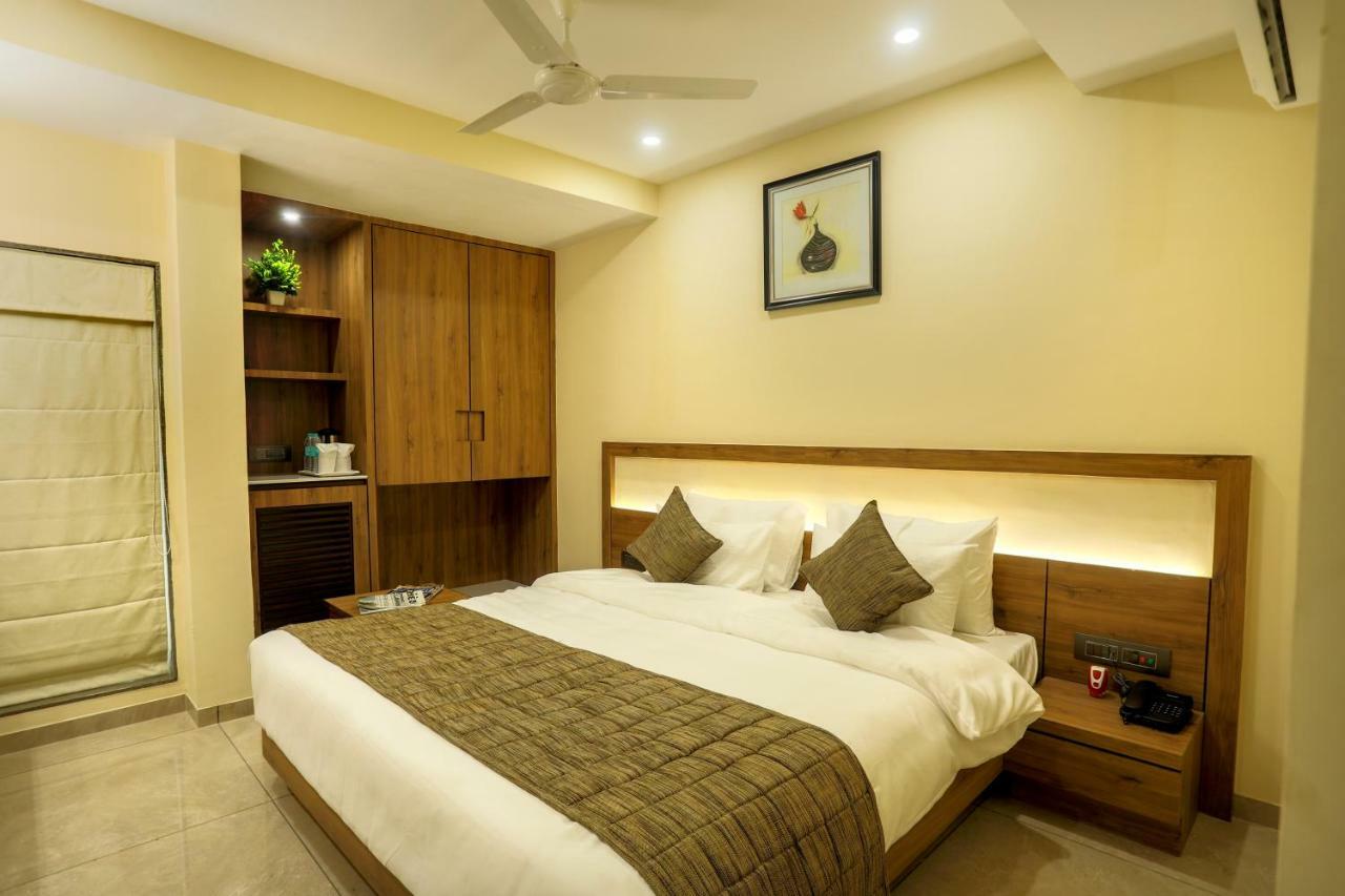 Hotel Kavery Rajkot Esterno foto