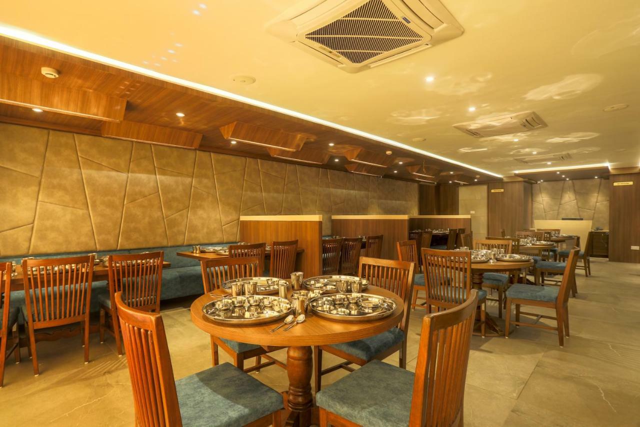 Hotel Kavery Rajkot Esterno foto