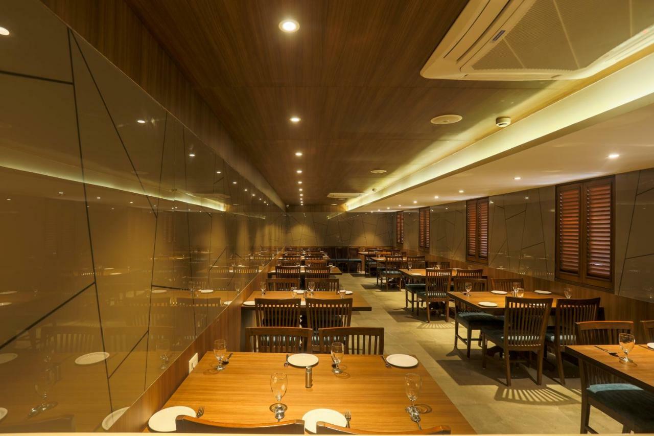 Hotel Kavery Rajkot Esterno foto