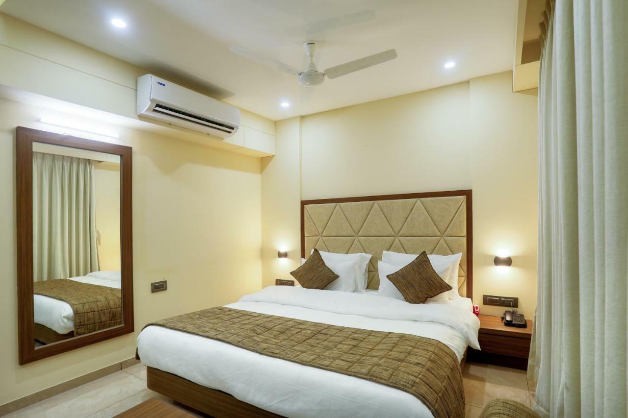 Hotel Kavery Rajkot Esterno foto