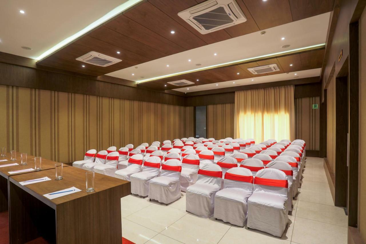 Hotel Kavery Rajkot Esterno foto