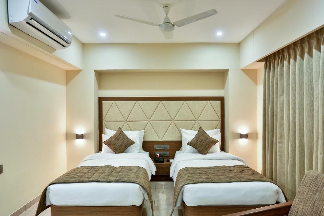 Hotel Kavery Rajkot Esterno foto