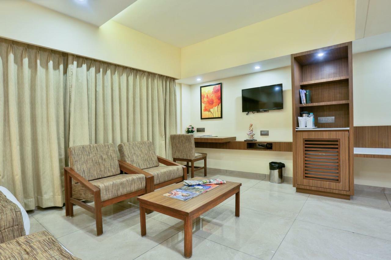 Hotel Kavery Rajkot Esterno foto