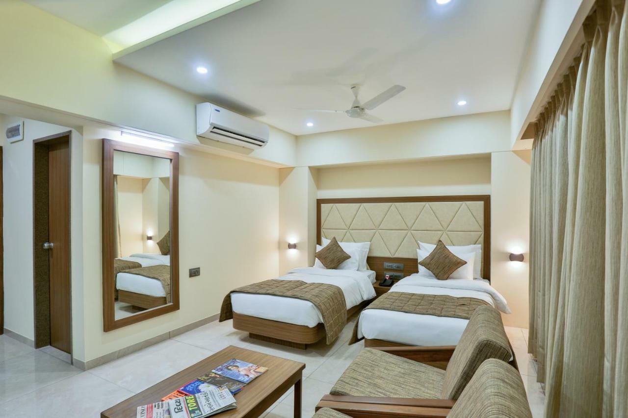 Hotel Kavery Rajkot Esterno foto