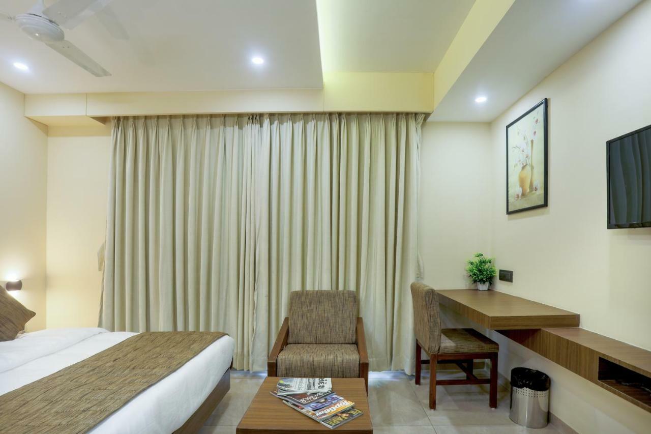 Hotel Kavery Rajkot Esterno foto