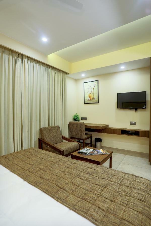 Hotel Kavery Rajkot Esterno foto