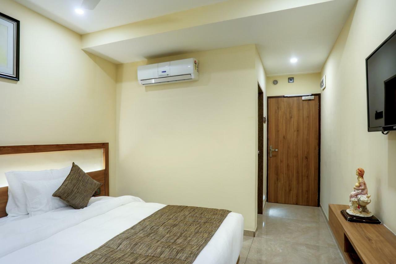 Hotel Kavery Rajkot Esterno foto